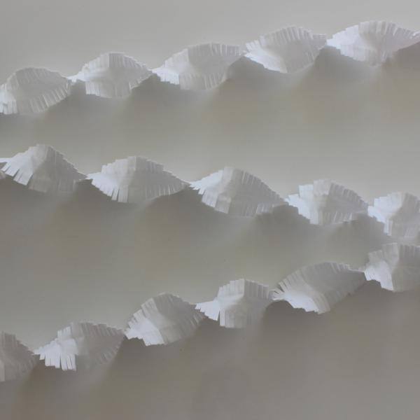 Crepe Garland 24m flame retardant white - Image 3