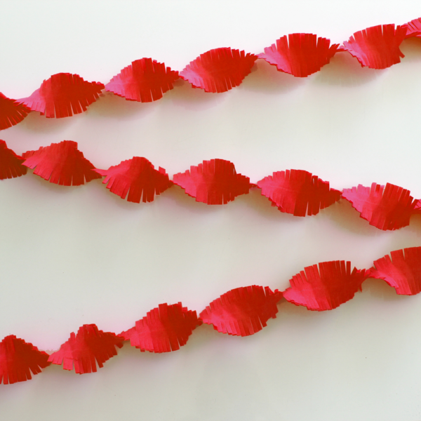 Crepe Garland 24m flame retardant red - Image 2